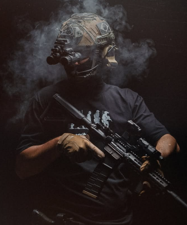 Cliente PVS House com NVG em capacete